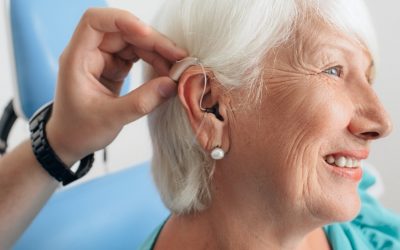 Vivre avec des prothèses auditives : astuces et adaptations au quotidien